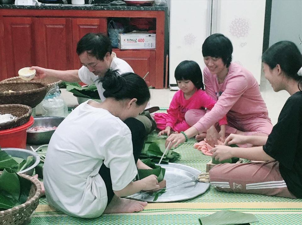 Gia đình chị Trang quây quần chuẩn bị đón Tết. Ảnh: NVCC