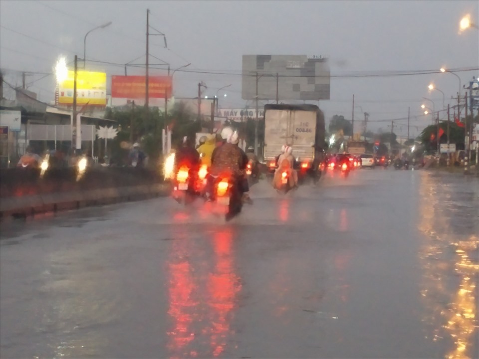 Đoạn Quốc lộ 1 qua Long An bị ngập nước mưa tối 8.2. Ảnh: K.Q