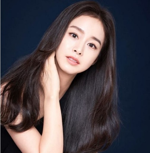 Theo các chuyên gia thẩm mỹ hàng đầu tại Hàn Quốc, Kim Tae Hee sở hữu gương mặt với tỷ lệ vàng 1:1:1, tức là khoảng cách từ trán tới lông mày, lông mày tới mũi, và từ mũi tới cằm bằng nhau. Ảnh: Instagram.