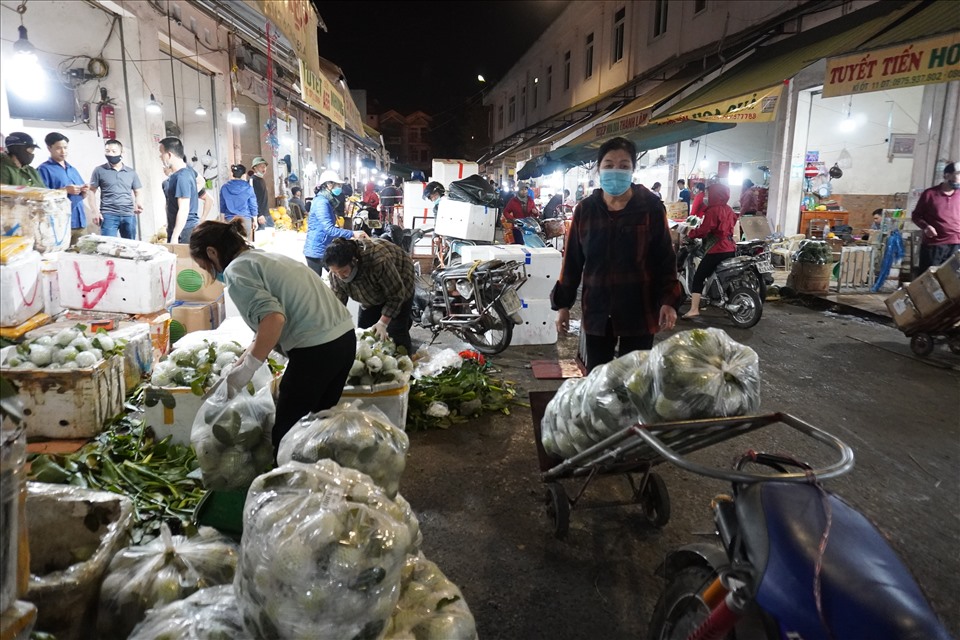 Rạng sáng ngày 28 Tết, tại khu chợ vẫn tấp nập cảnh vận chuyển rau củ quả phục vụ người dân đón tết. Ảnh: Quách Du