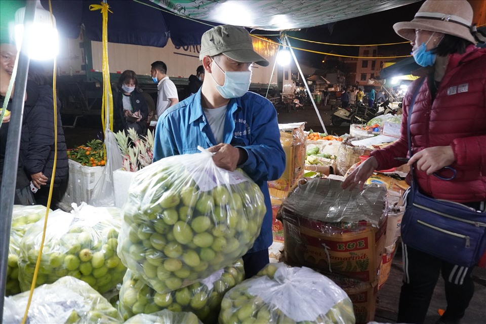 Rạng sáng ngày 28 Tết, tại khu chợ vẫn tấp nập cảnh vận chuyển rau củ quả phục vụ người dân đón tết. Ảnh: Quách Du