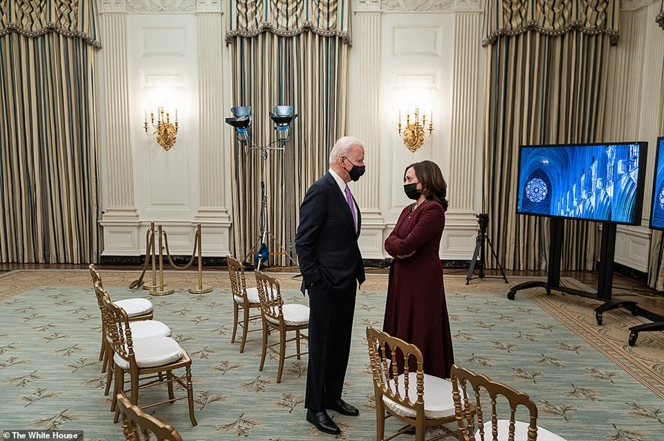 Tổng thống Joe Biden và Phó Tổng thống Kamala Harris sau buổi lễ nhậm chức trực tuyến tại Nhà Trắng. Ảnh: Nhà Trắng