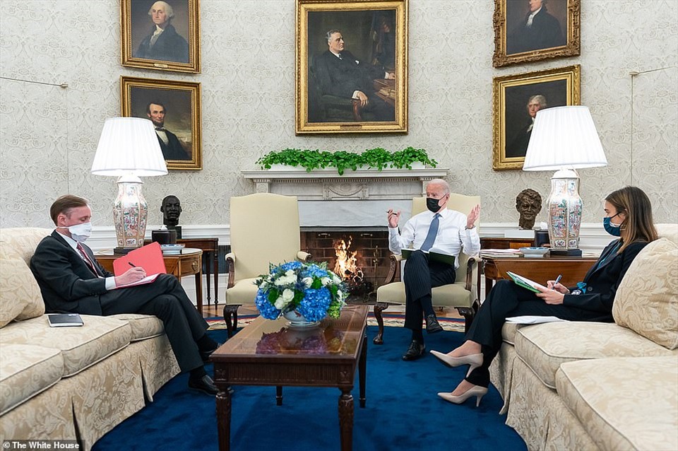 Tổng thống Joe Biden thảo luận với Cố vấn An ninh Quốc gia Jake Sullivan (trái) và Giám đốc cấp cao phụ trách Châu Âu Amanda Slaot tại Phòng Bầu dục trước khi điện đàm với Thủ tướng Đức Angela Merkel vào ngày 25.1. Ảnh: Nhà Trắng