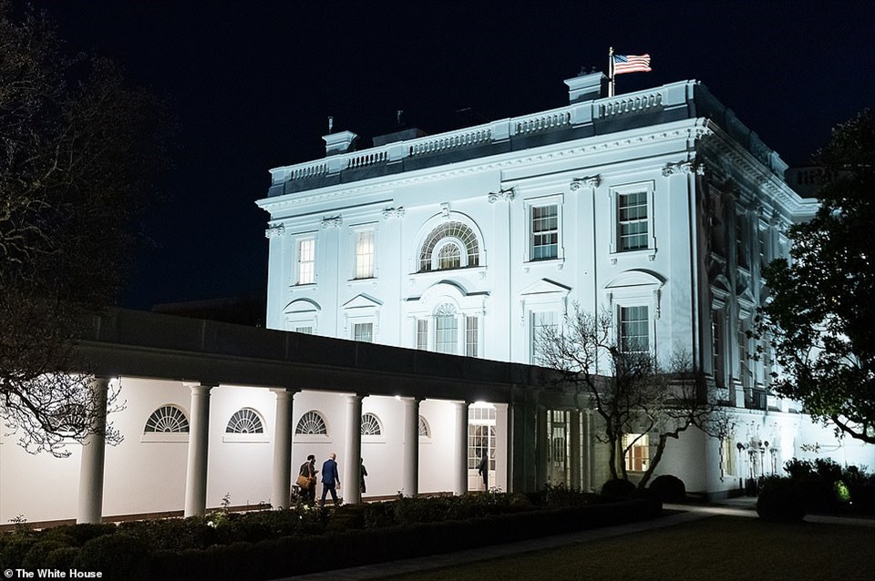 Tổng thống Joe Biden đi bộ với các nhân viên Nhà Trắng về nơi ở của ông ngày 22.1. Ảnh: Nhà Trắng