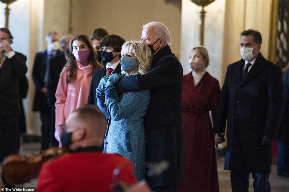 Tổng thống Joe Biden ôm Đệ nhất phu nhân Jill Biden khi Ban nhạc Thủy quân lục chiến Mỹ biểu diễn chào mừng đến Nhà Trắng vào ngày nhậm chức. Ảnh: Nhà Trắng