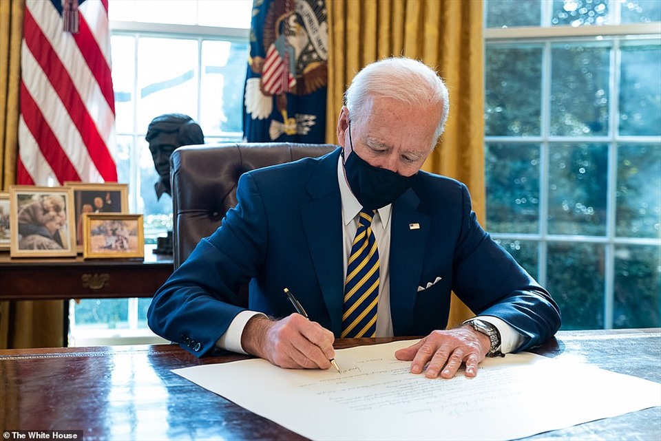 Tổng thống Joe Biden ký đề cử ông Lloyd Austin làm Bộ trưởng Quốc phòng vào ngày 22.1. Ảnh: Nhà Trắng