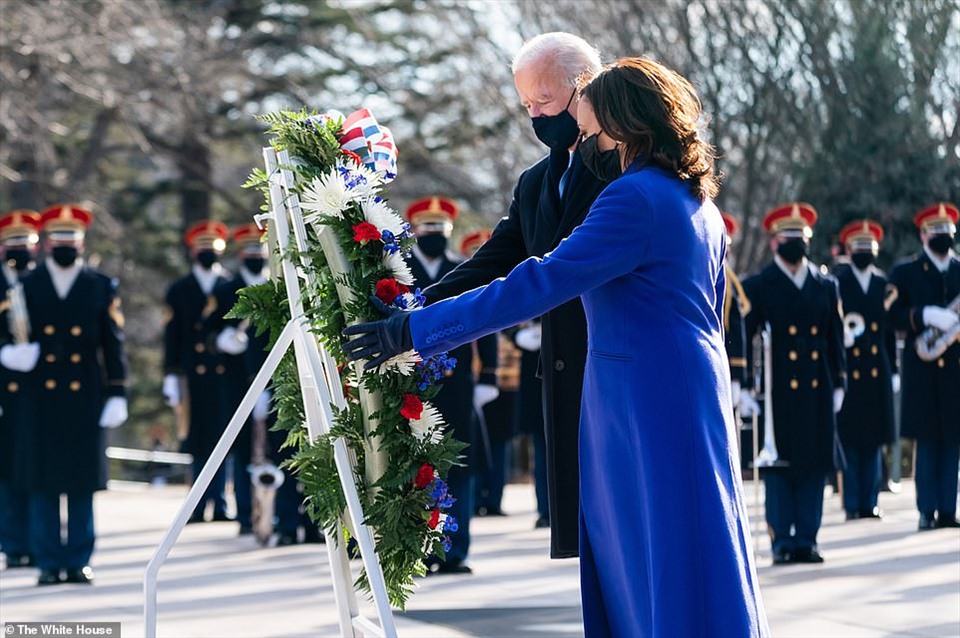 Tổng thống Joe Biden và Phó Tổng thống Kamala Harris đặt vòng hoa tại Mộ chiến sĩ vô danh, Nghĩa trang Arlington, Virginia, trong ngày nhậm chức. Ảnh: Nhà Trắng