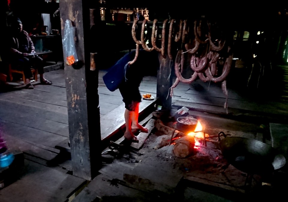 Lạp xườn món đặc sản từ lòng và thịt lợn được treo gác bếp cho khô