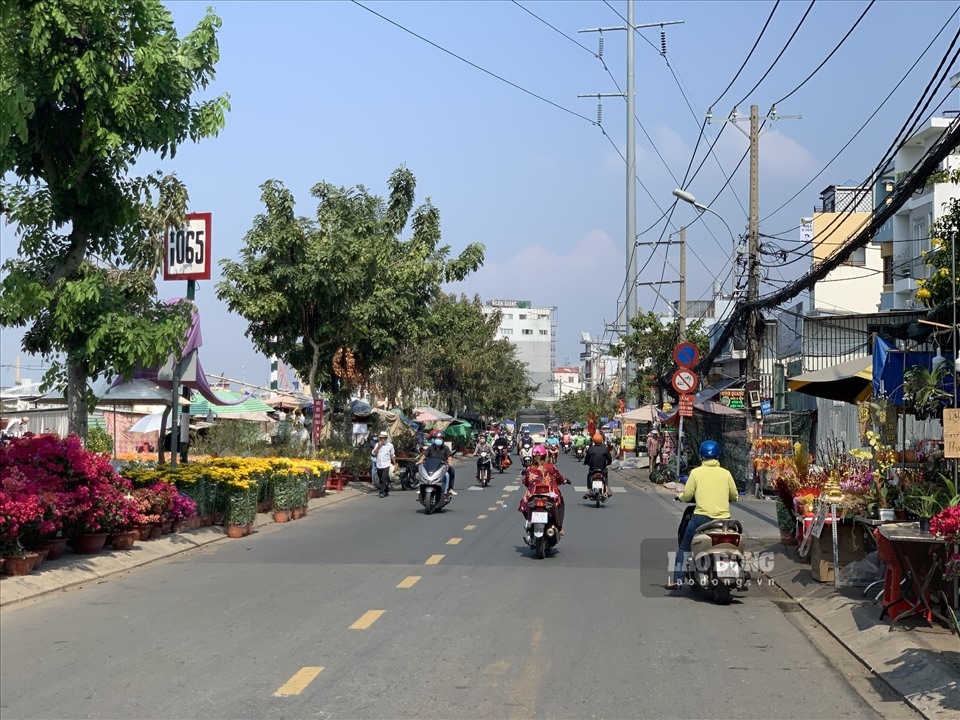 Chợ hoa dọc con sông trên đường Trần Xuân Soạn (Quận 7) và Bến Bình Đông (Quận 8) cũng đều vắng hơn hẳn.