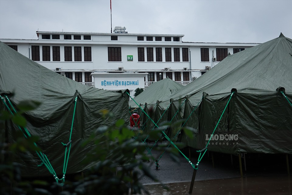 Sáng 9.2 tức ngày 28 Tết, mặc dù thời tiết mưa bão nhưng 30 cán bộ chiến sĩ công binh thuộc Tổng cục Hậu cần Bộ Tư lệnh Thủ đô đã thực hiện gia cố công đoạn cuối cùng để bàn giao những chiếc lều bạt dã chiến cho Bệnh viện Bạch Mai.