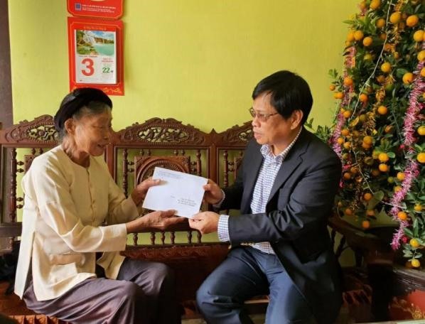 Vụ trưởng, Chủ tịch Công đoàn Lương Quốc Huy trao tiền phụng dưỡng mẹ Lê Thị Mít