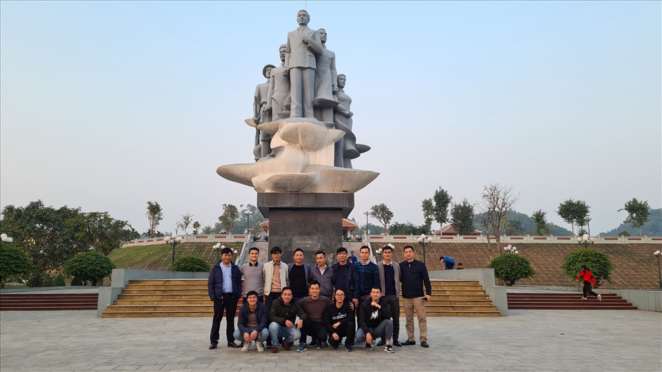Du khách chụp ảnh lưu niệm trước tượng đài Nguyễn Thái Học nằm trong khuôn viên công viên Yên Hòa, TP. Yên Bái.