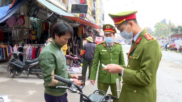 Cơ quan chức năng huyện Quế Võ (Bắc Ninh) kiểm tra, nhắc nhở các trường hợp không đeo khẩu trang tại nơi công cộng. Ảnh: Bộ Y tế