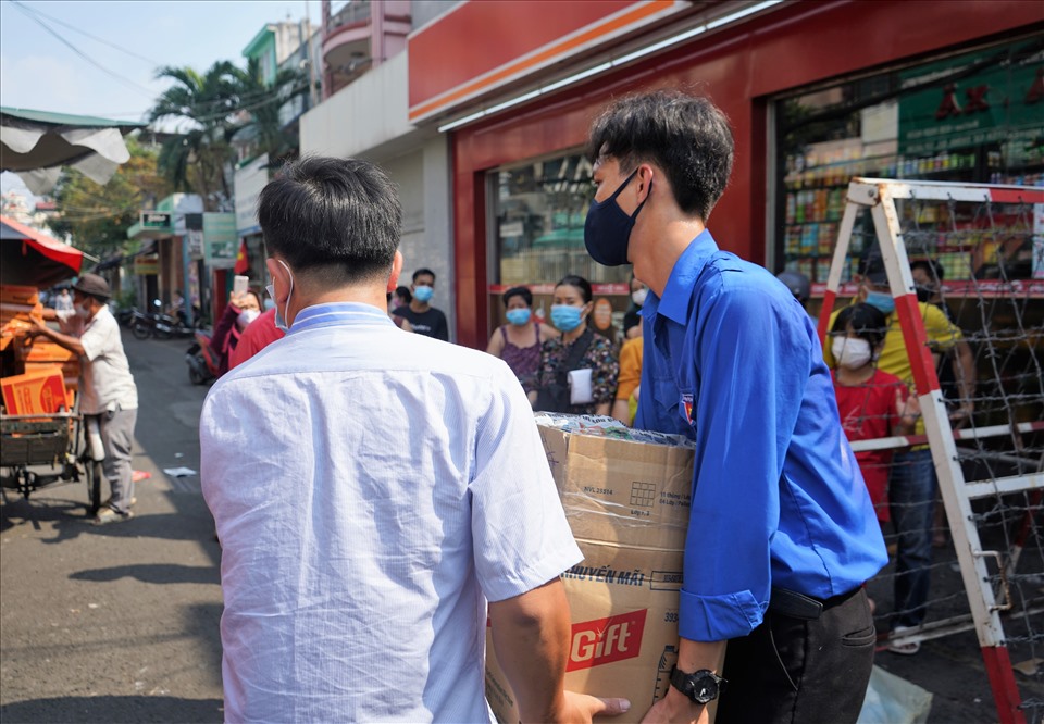 Việc trao tặng được thực hiện nhanh chóng để đảm bảo công tác phòng chống dịch COVID-19