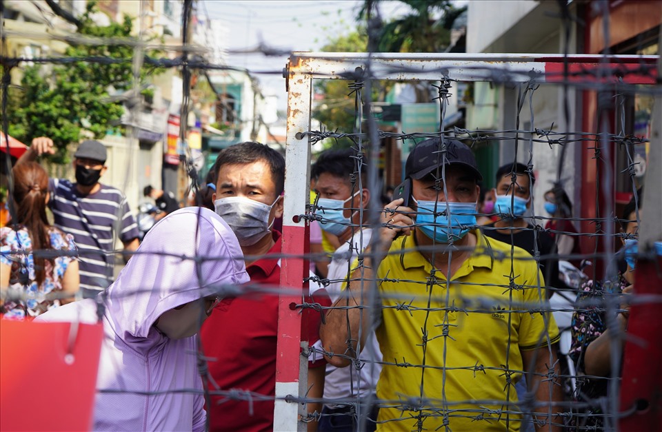 Người dân khu Mã lạng tập trung sát khu vực hàng rào cách ly để nhận quà