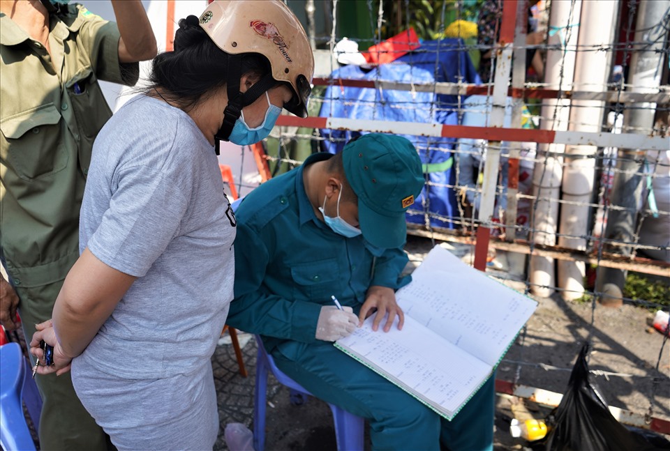 Tất cả mọi hoạt động giao nhận và tiếp tế đến người nhân trong khu vực đều sẽ được lực lượng chức năng ghi chú lại