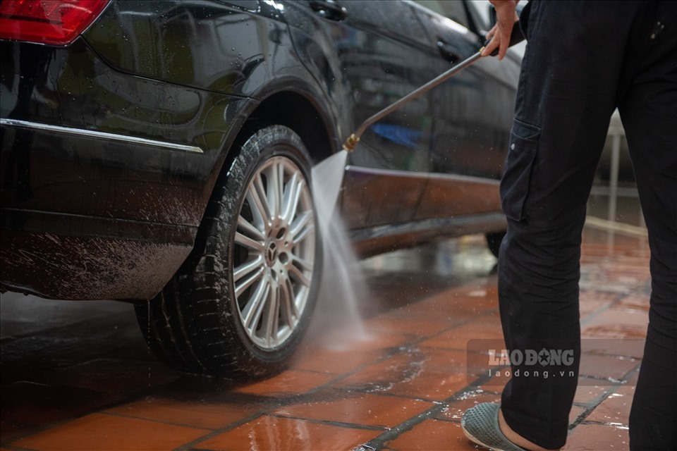 Rửa xe ôtô cần chú ý nhiều nguyên để đảm bảo an toàn cho xe. Ảnh: Phương Duy