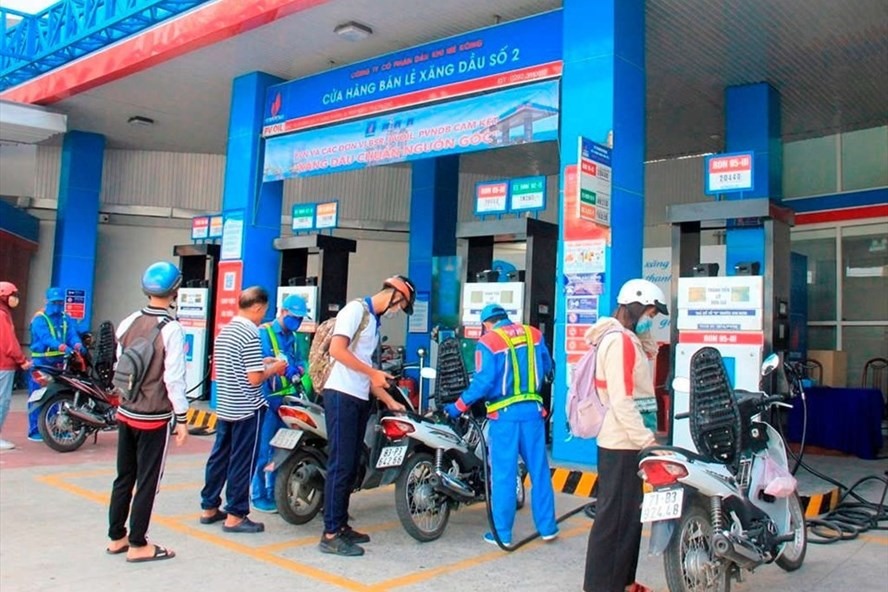 Trao đổi với Lao Động, lãnh đạo một doanh nghiệp xăng dầu ở Hà Nội dự báo giá xăng dầu có thể tăng lần thứ 6 liên tiếp theo xu hướng chung diễn biến giá thế giới. Ảnh: Petrolimex