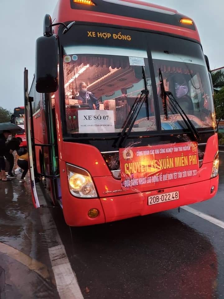 Những chuyến xe miễn phí đưa công nhân khu công nghiệp Thái Nguyên về quê đón Tết. Ảnh: Xuân Hảo