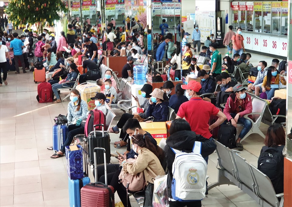 So với những ngày vừa, ngày 28 Tết lượng khách đổ về bến xe Miền Đông rất lớn.