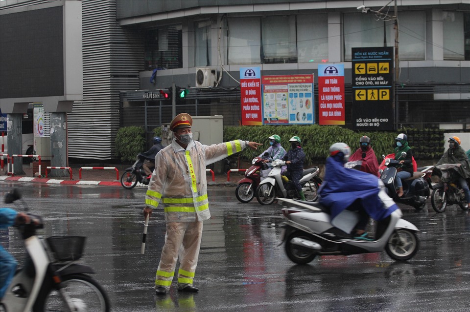 Lực lượng chức năng điều tiết giao thông tại đường Giải Phóng.