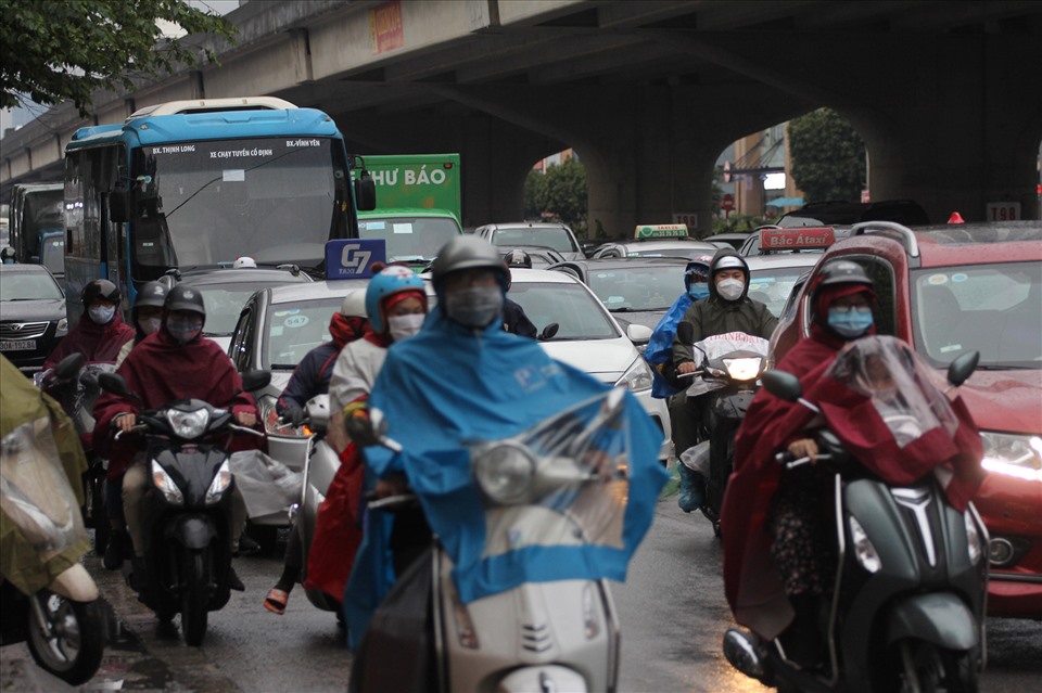 Thời tiết có mưa gây ảnh hưởng tới giao thông.