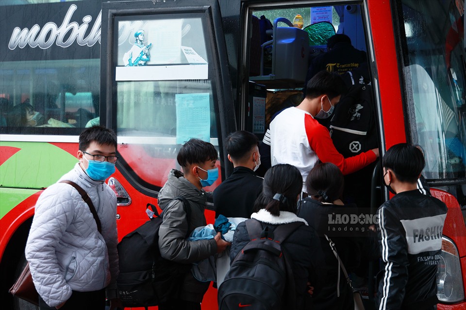 Sau gần 30 phút chúng tôi khảo sát hầu khắp bến xe Nước Ngầm mới gặp được cảnh có nhóm người lên xe tuyến Hà Nội – Hậu Lộc (Thanh Hóa).
