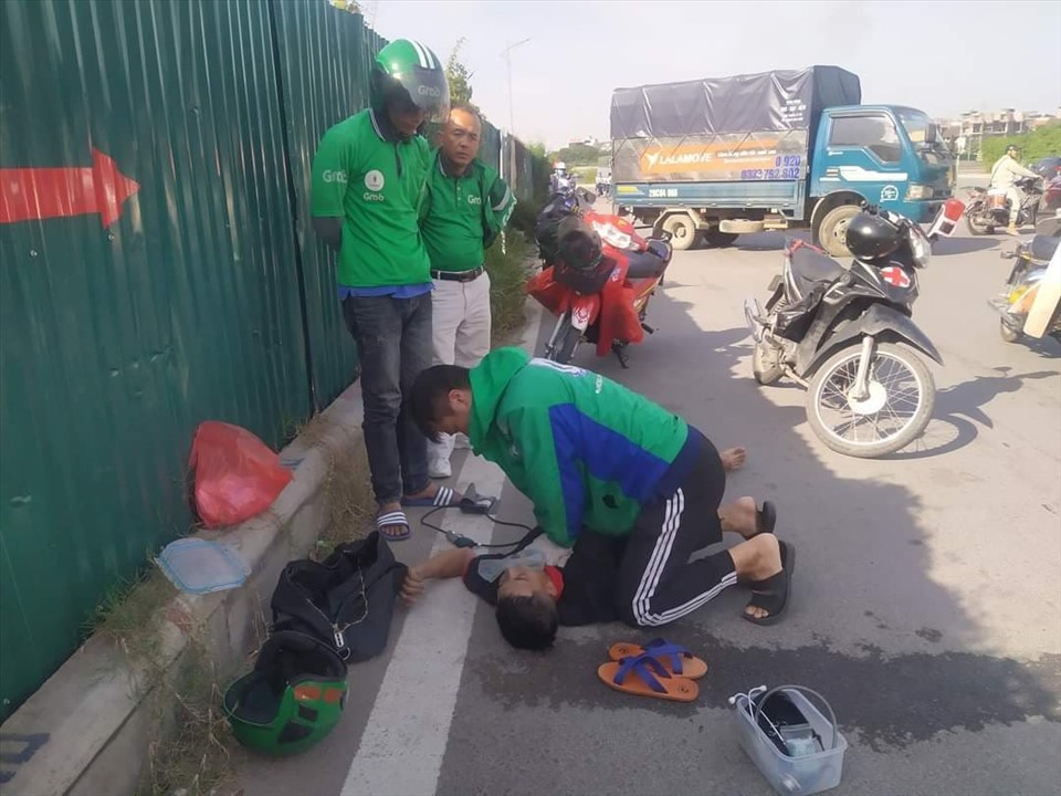 Nạn nhân sốc thuốc nặng, có dấu hiệu ngừng thở trên tuyến đường mới mở Nguyễn Xiển - Xa la được đội hỗ trợ.Ảnh: NVCC.