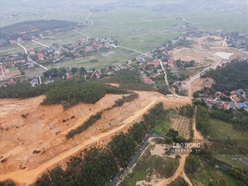 “Chúng tôi không gây khó dễ gì cả, nhưng xe họ chạy không có giờ giấc. Xe chạy thì của nhiều công ty, nhưng mỏ đất thì của Tập đoàn Toàn Vĩ. Hết mỏ trên xuống mỏ dưới. Khai thác mà họ cứ chạy xuống đường dân sinh sống. Hơn 10 năm nay rồi, hết đường nọ đến đường kia“, ông Nguyễn Văn Tuất - một người dân sống trên địa bàn bức xúc.