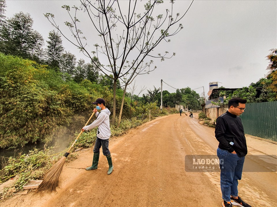 Trước sự căng thẳng đến từ người dân trong xã, đơn vị này cử một số công nhân ra quét đường. Tuy nhiên nhiều người cho rằng đây chỉ là cách giải quyết “hình thức” chứ chưa phải gốc rễ. “Nếu không đảm bảo được cuộc sống bình thường cho người dân, chúng tôi sẽ tiếp tục chặn xe“, ông Tuất nói.