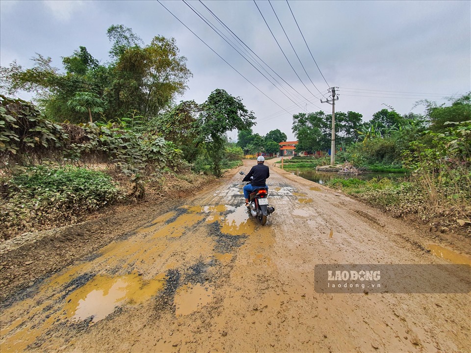 Xe chở đất từ mỏ của Tập đoàn này cũng là một trong những tác nhân khiến tuyến đường liên thôn của người dân trở nên “lở loét“.