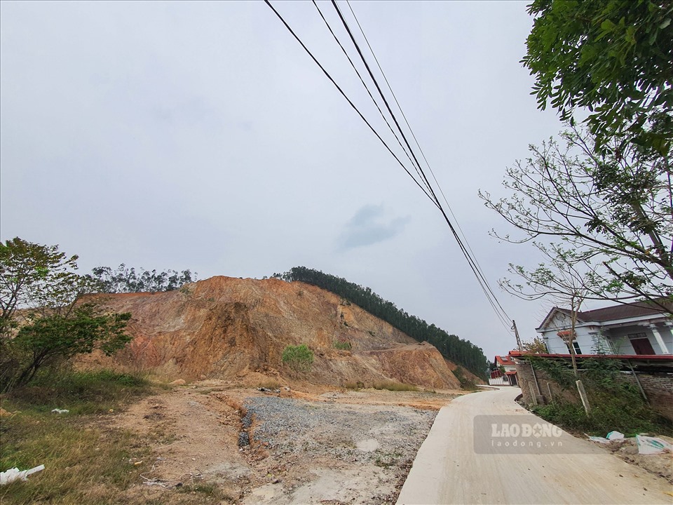 Tại huyện Tam Đảo (Vĩnh Phúc), không khó để tìm thấy những quả đồi nham nhở, bị đào bớt suốt ngày đêm.