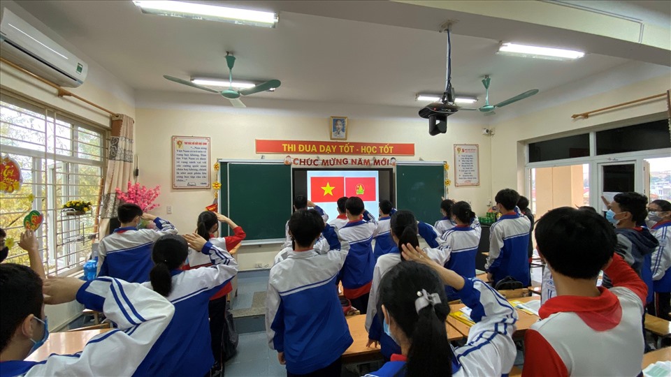 Học sinh trường tiểu học Cao Thắng, TP.Hạ Long tổ chức lễ chào cờ đầu tuần trong lớp. Ảnh: Nguyễn Hùng