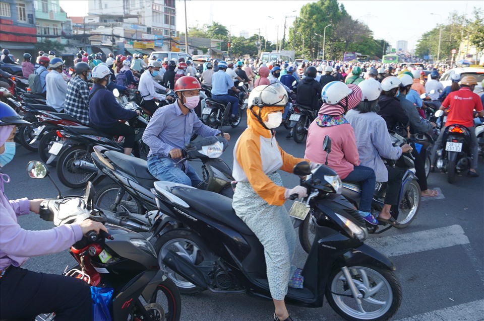 Nhiều người chạy xe tới đầu cầu Bình Triệu phải quay đầu xe tìm hướng đi khác vào trung tâm TPHCM.