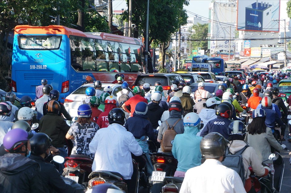 Xe khách liên tục vào bến xe Miền Đông trên đường Binh Bộ Lĩnh để trả khách gây ách tắc giao thông.