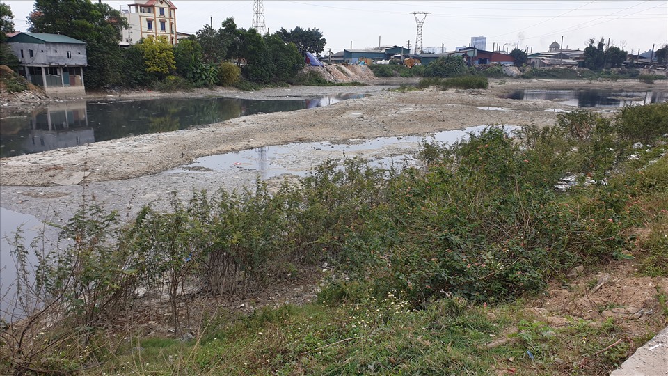 Sông Ngũ Huyện Khê đã trở thành một bãi sình lầy do nguồn nước và rác thải quá trình sản xuất giấy đổ trực tiếp ra sông. Ảnh: Trần Tuấn.