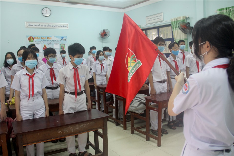 Các em học sinh Trường THCS Lê Hồng Phong chào tờ tại lớp. Ảnh: N.T