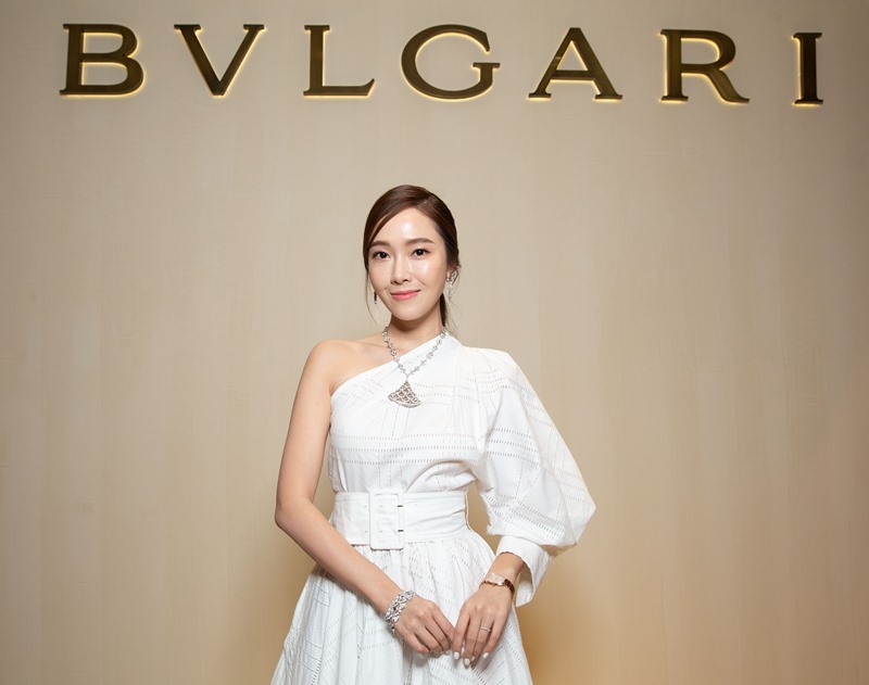 Nữ ca sĩ kinh doanh thương hiệu thời trang riêng với các sản phẩm kính mắt, quần áo, phụ kiện, nước hoa… Thương hiệu của Jessica làm chủ được nhiều nghệ sĩ như Park Min Young, Krystal, IU…