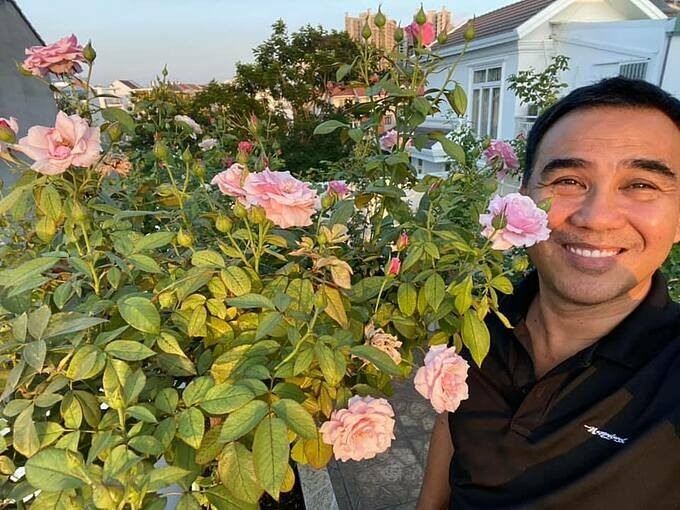 Yêu cái đẹp, thiên nhiên, cỏ cây hoa lá nên chị Dạ Thảo - bà xã của MC Quyền Linh luôn cố gắng cân bằng mọi việc để dành thời gian cho niềm đam mê trồng trọt và chăm sóc những khóm hoa hồng.
