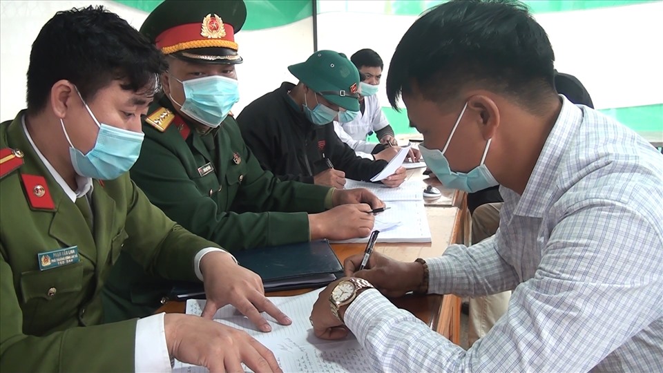 Lực lượng chức năng huyện Văn Yên tiến hành xử phạt đối với trường hợp không thực hiện khi báo y tế. (Ảnh: Khánh Chi)