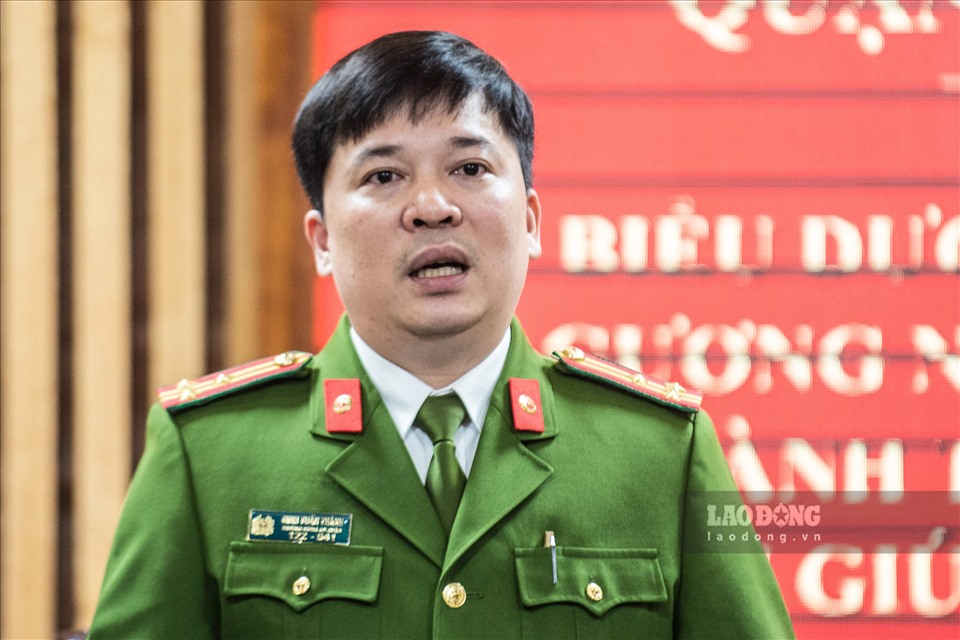 Ông Đinh Tuấn Thành, trưởng công an quận Thanh Xuân, Hà Nội thông tin với báo chí về vụ việc.