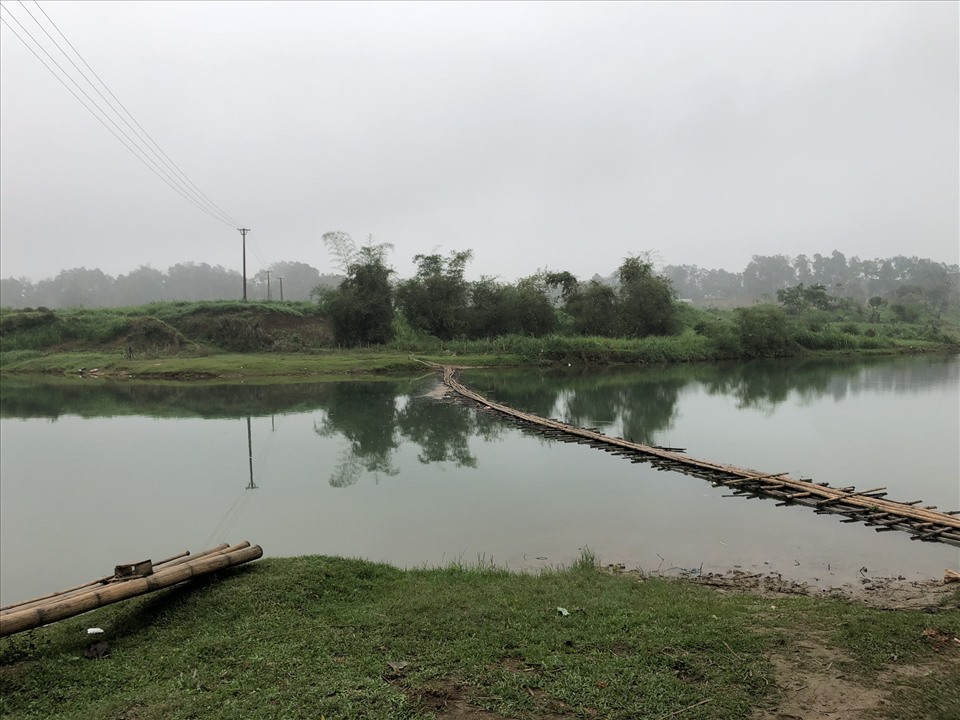 Từ nhiều năm nay, hơn 100 hộ dân tại xóm Be Dưới, xã Chí Đạo, huyện Lạc Sơn (Hoà Bình) vẫn đi lại, làm nương rẫy với chiếc cầu tạm với bao nguy hiểm rình rập.