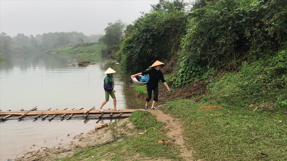 Xóm Be Dưới, xã Chí Đạo có gần 120 hộ dân, với tỷ lệ hộ nghèo và cận nghèo chiếm trên 70%. Người dân đa số sử dụng cầu phao này vì khoảng cách đi lại khu vực canh tác (khoảng 40ha) gần, tiết kiệm thời gian đi lại.