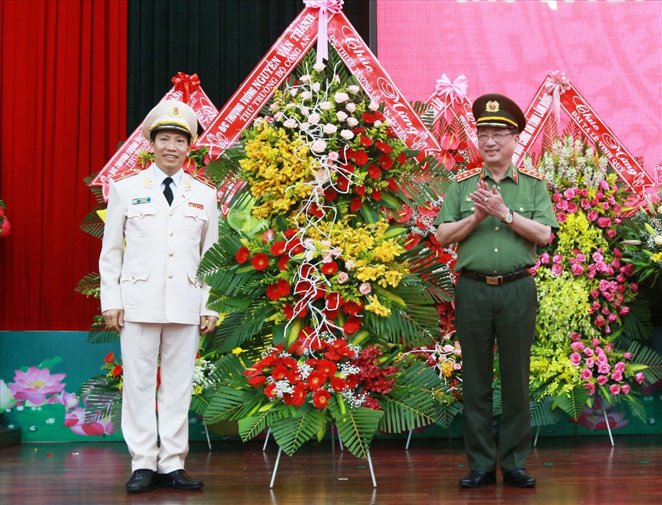 Thượng tướng Nguyễn Văn Thành chúc mừng Thiếu tướng Lê Văn Tuyến. Ảnh: Bảo Trung