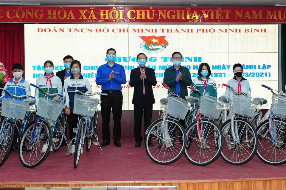 Tỉnh đoàn Ninh Bình trao tặng xe đạp cho học sinh có hoàn cảnh khó khăn. Ảnh: NT