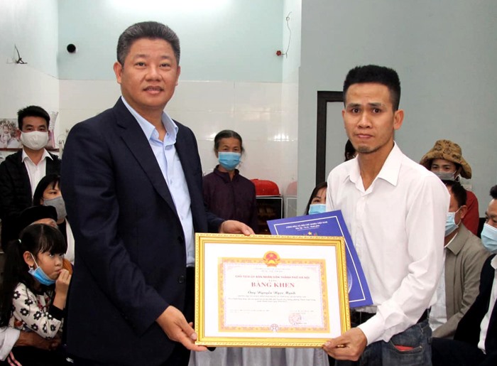 Phó Chủ tịch UBND TP Nguyễn Mạnh Quyền trao Bằng khen của Chủ tịch UBND Thành phố cho anh Nguyễn Ngọc Mạnh.