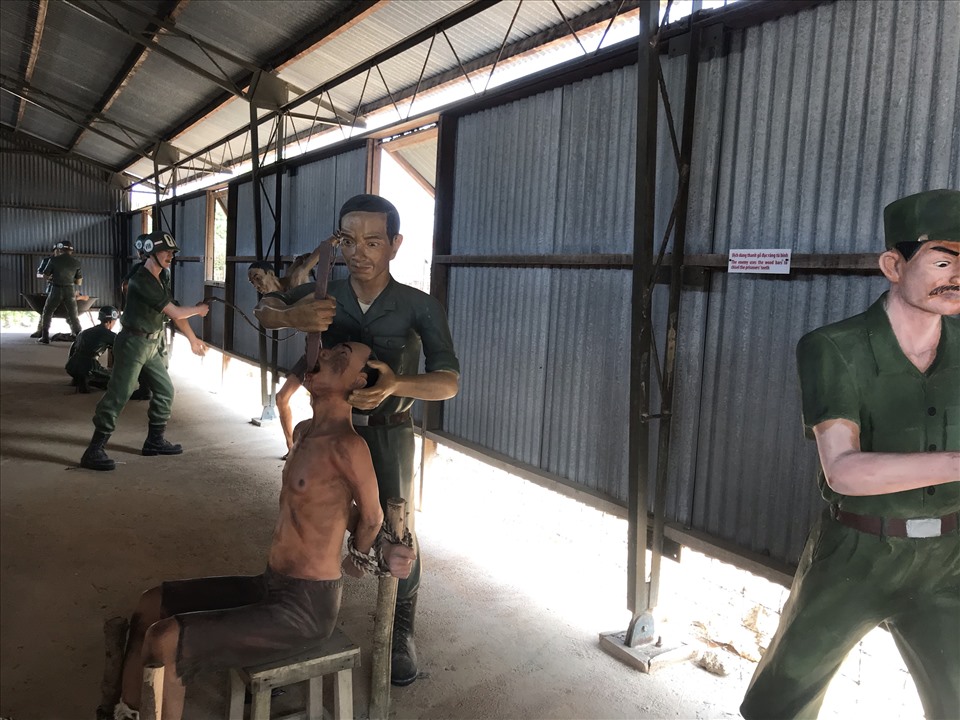 Ngày nay nhà tù còn được xây thêm khu trưng bày trong nhà và ngoài trời với nhiều hiện vật còn nguyên giá trị lịch sử càng bộc lộ rõ nét những năm tháng ấy. Ảnh: Hương Mai