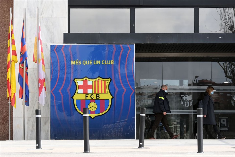 Cảnh sát đến khám xét trụ sở câu lạc bộ Barcelona ở sân Camp Nou. Ảnh: Barcelona