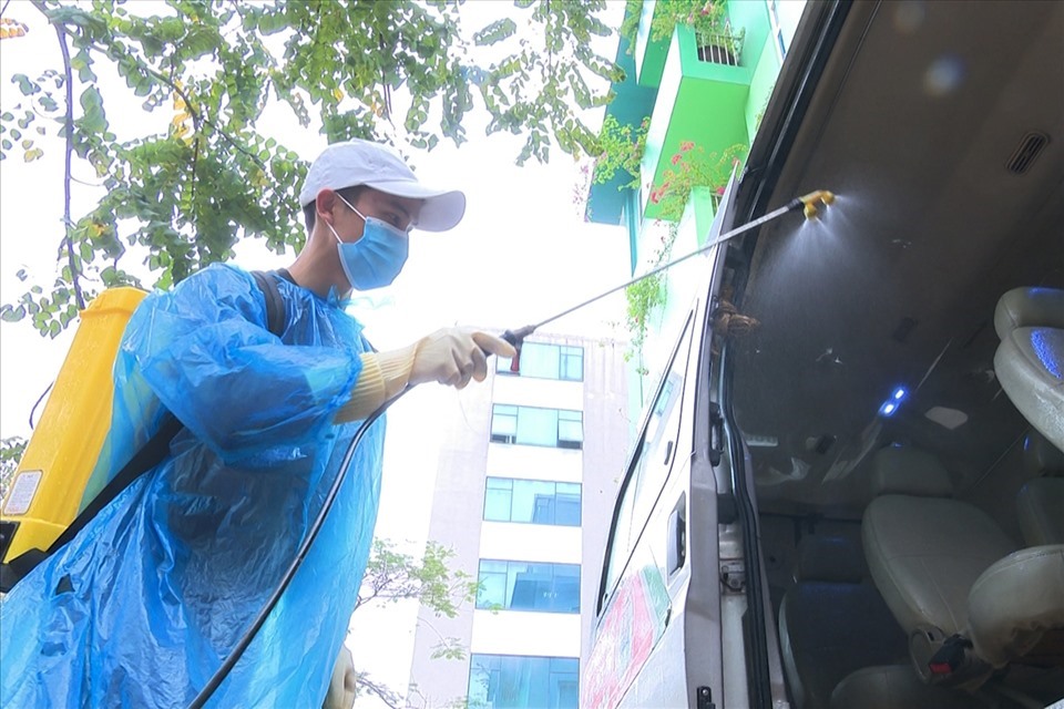 Trường THCS & THPT Lê Quý Đôn phun khử khuẩn từng xe đưa đón học sinh. Ảnh: Tạ Quang.