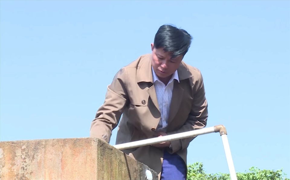 Anh Nguyễn Tiến Hòa thường xuyên phải thau rửa bể nước sinh hoạt của trạm y tế xã. Ảnh: Thu Hương